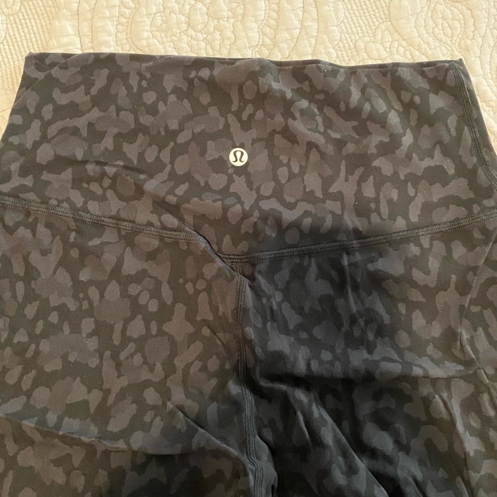 LULULEMON Align black camo leggings 21” size 8